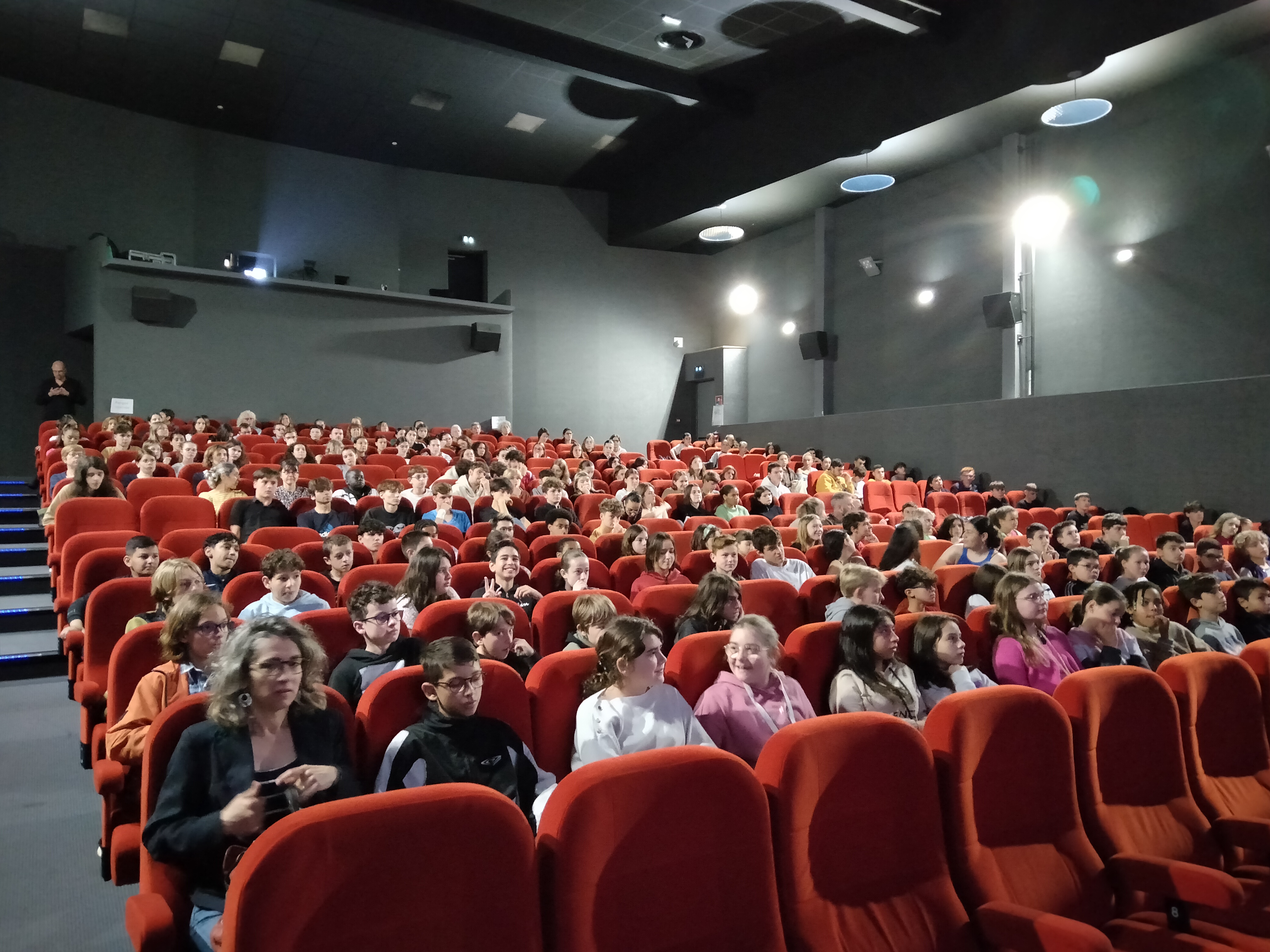 Salle de cinéma remplie de jeunes